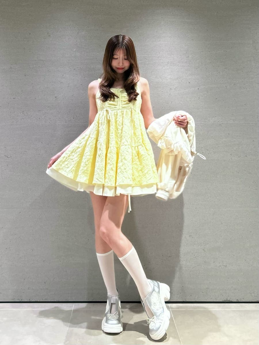 ホワイト系のブルゾン、シルバー系のスニーカーを着用したレディースの春コーディネートの10枚目の写真