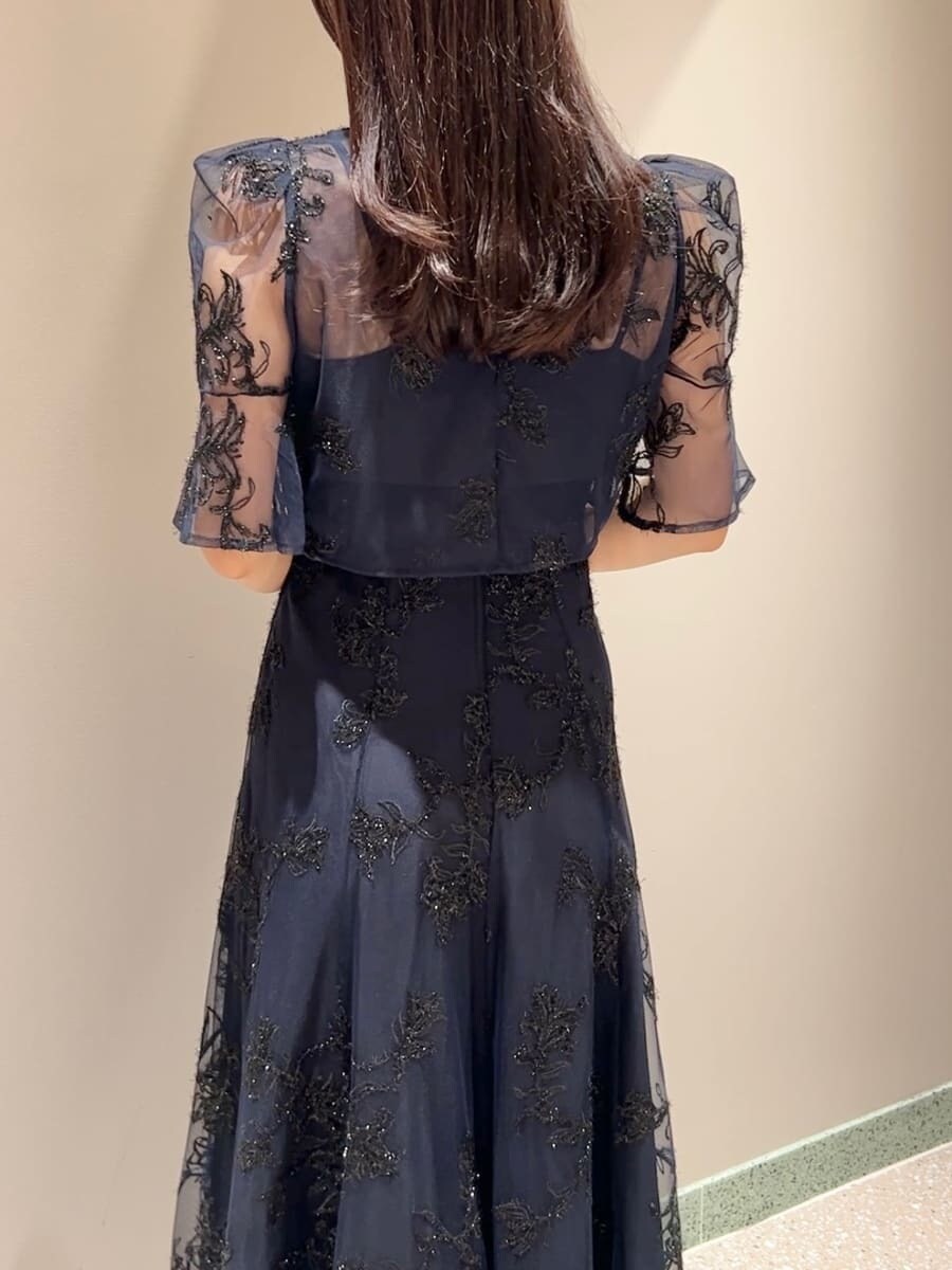 ブルー系のワンピース、ブラック系のショルダーバッグを着用したレディースの秋コーディネートの5枚目の写真