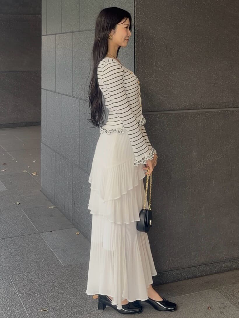 その他のカーディガン/ボレロ、ブラック系のショルダーバッグ、ブラック系のパンプスを着用したレディースの春コーディネートの2枚目の写真