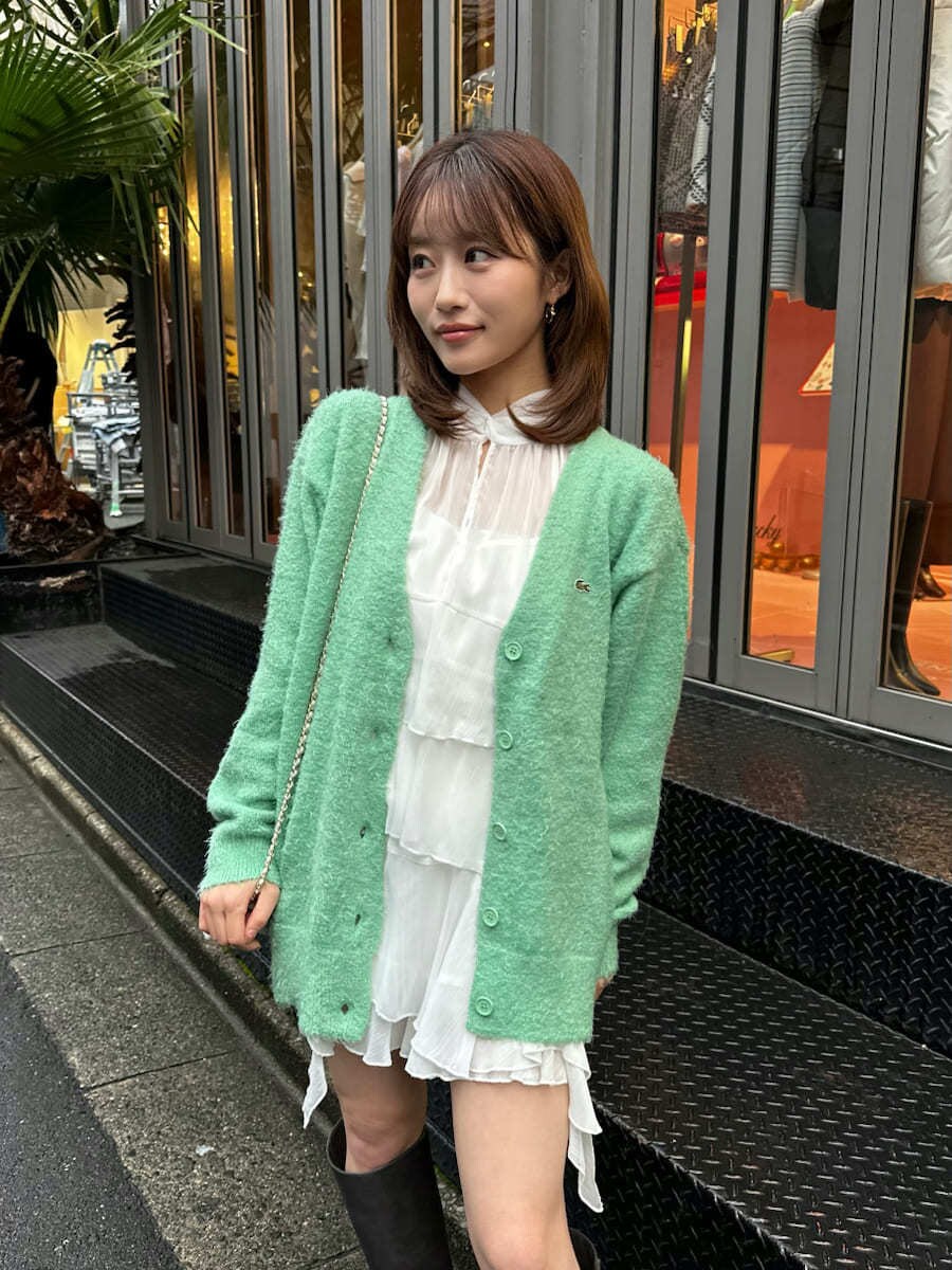 グリーン系のカーディガン/ボレロ、ホワイト系のシャツ/ブラウス、ホワイト系のその他パンツを着用したレディースの秋コーディネートの2枚目の写真