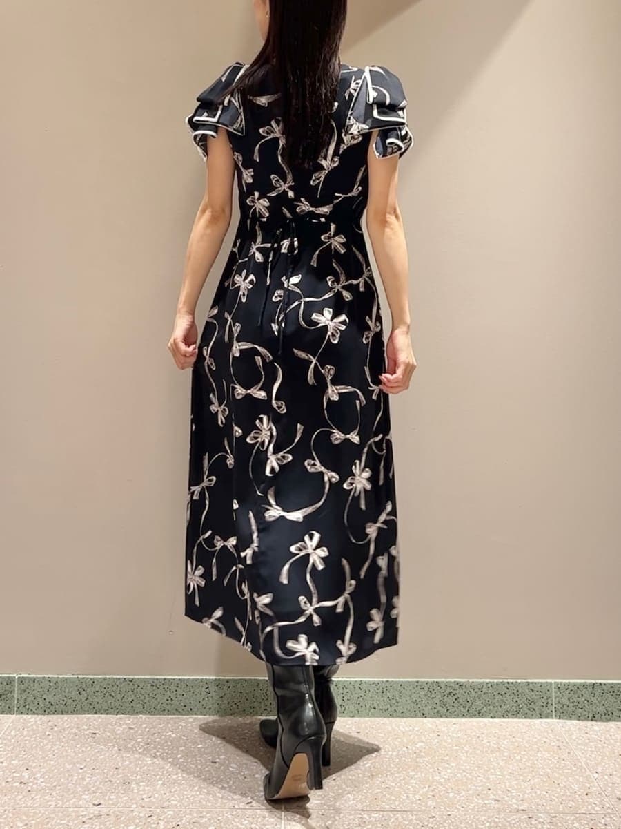 ホワイト系のカーディガン/ボレロ、ブルー系のワンピースを着用したレディースの秋コーディネートの8枚目の写真