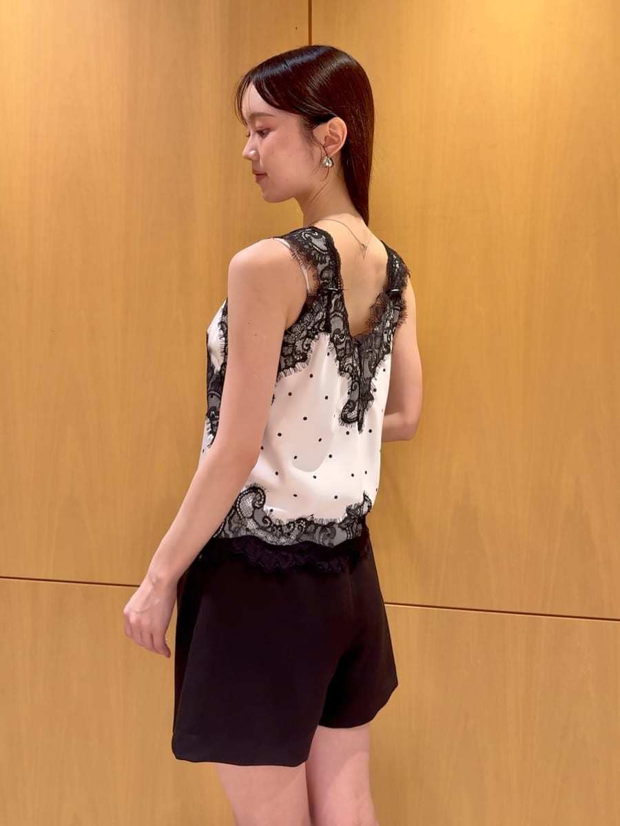 ブラック系のその他パンツ、その他のキャミソールを着用したレディースの夏コーディネートの6枚目の写真