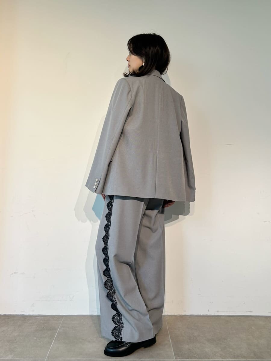 グレー系のテーラードジャケット、グレー系のその他パンツ、ブラック系のその他トップスを着用したレディースの夏コーディネートの5枚目の写真