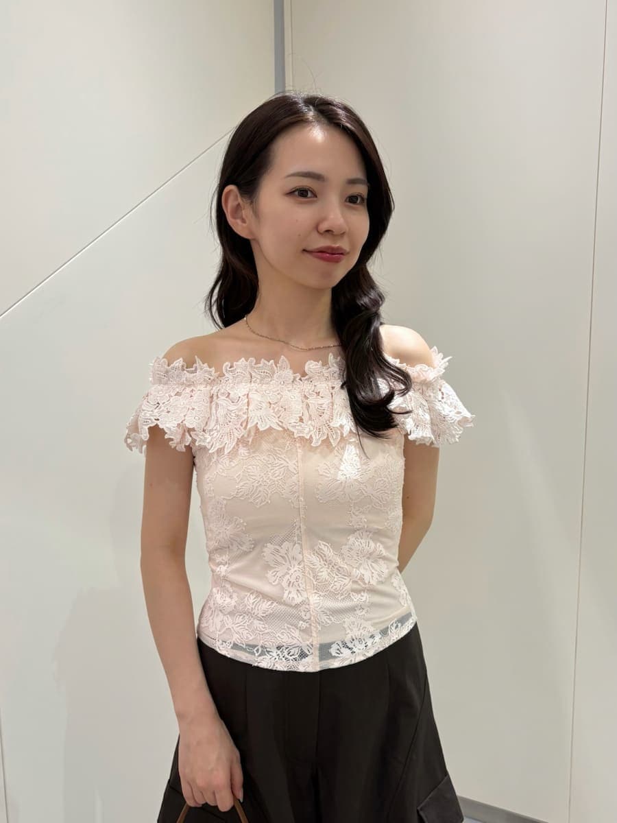 ブラウン系のその他パンツ、ピンク系のTシャツ/カットソー、その他のバックパック/リュックを着用したレディースの夏コーディネートの6枚目の写真