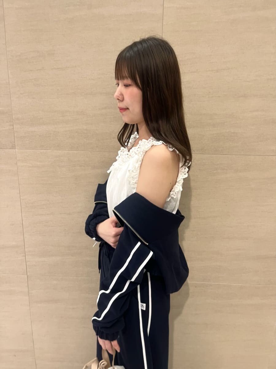 ブルー系のスウェットパンツ、ホワイト系のシャツ/ブラウス、ブルー系のパーカーを着用したレディースの夏コーディネートの5枚目の写真