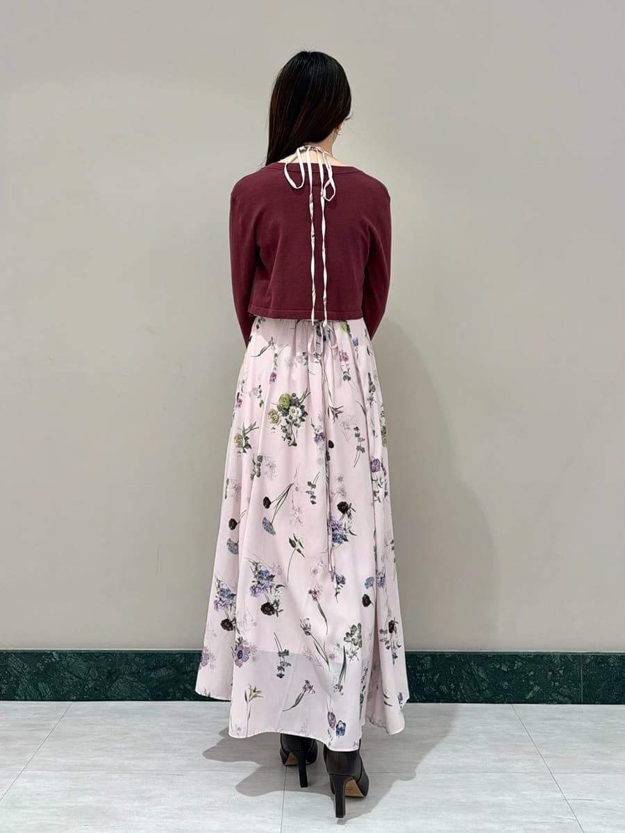 ブラウン系のブーツ、ピンク系のワンピースを着用したレディースの冬コーディネートの3枚目の写真