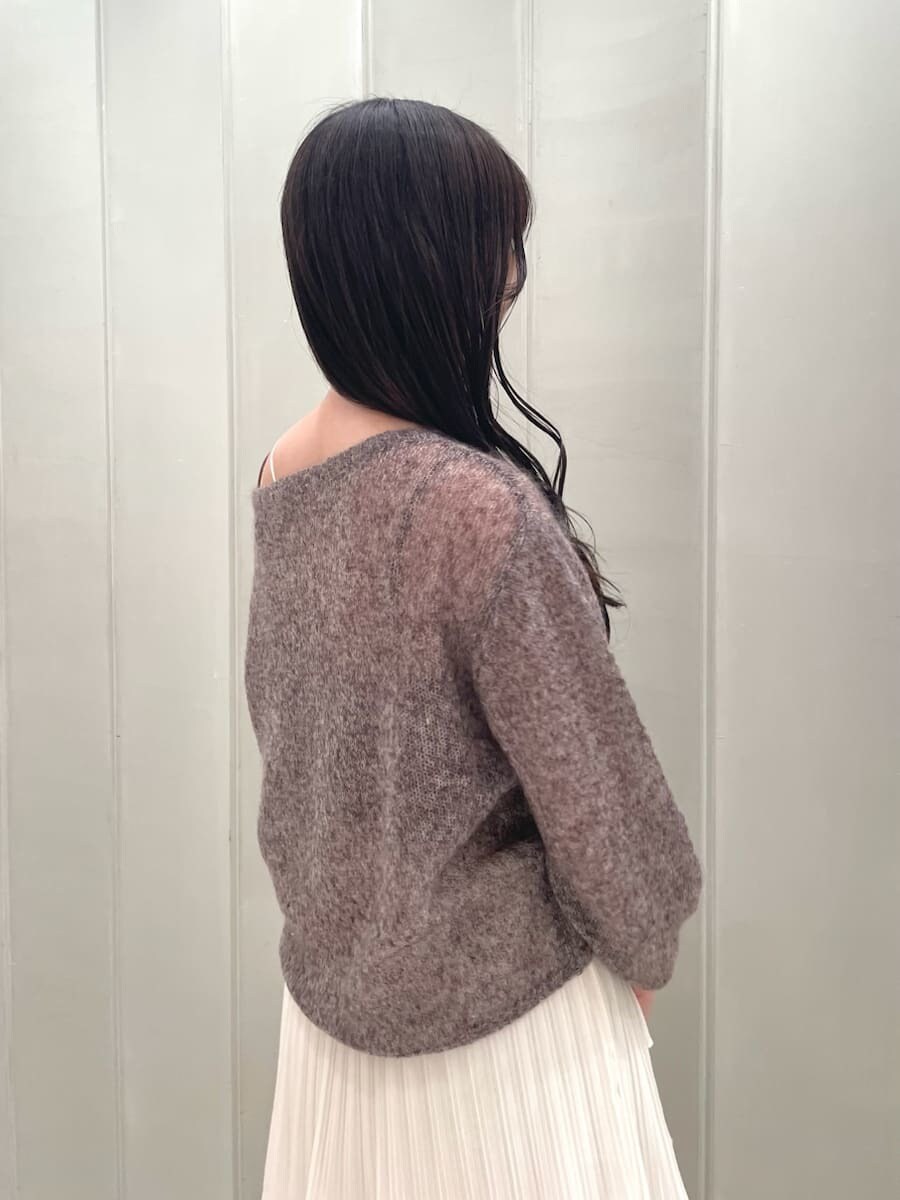 ブラウン系のニット/セーター、ホワイト系のスカート、イエロー系のハンドバッグを着用したレディースの秋コーディネートの8枚目の写真