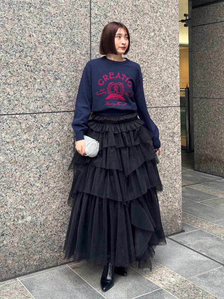 ブラック系のブーツ、ブルー系のニット/セーターを着用したレディースの冬コーディネートの3枚目の写真