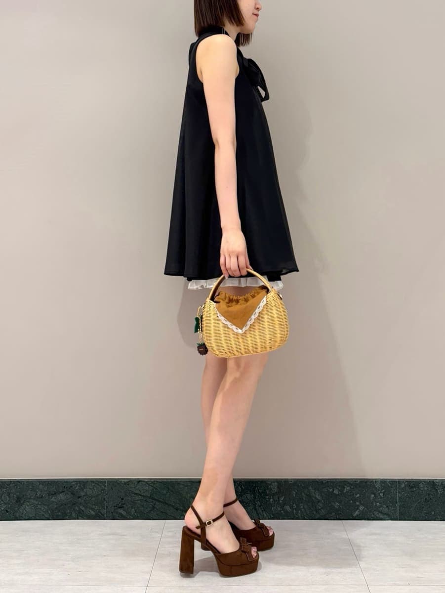 ブラウン系のかごバッグ、ブラック系のその他パンツ、ブラック系のシャツ/ブラウスを着用したレディースの夏コーディネートの4枚目の写真