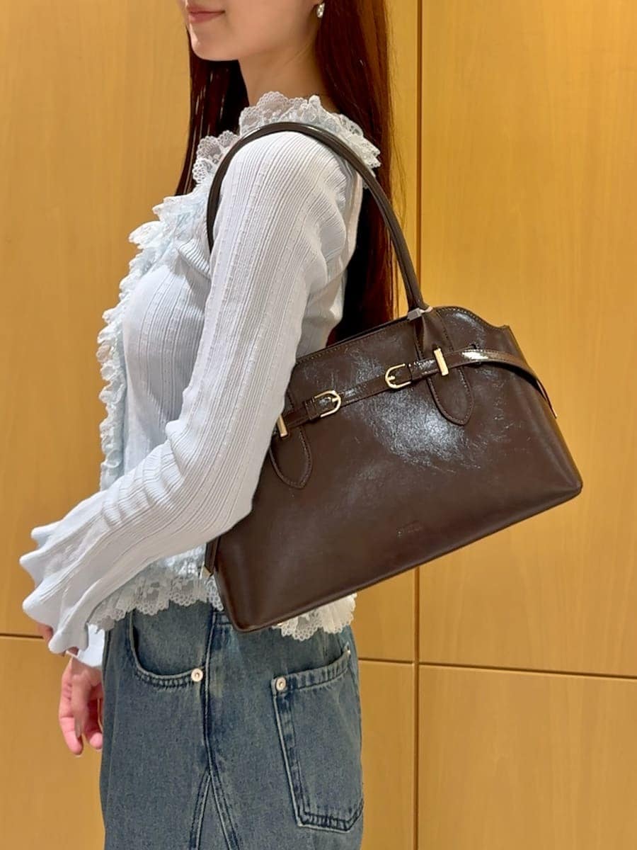 その他のサンダル、ブルー系のデニムパンツ、ブルー系のニット/セーターを着用したレディースの夏コーディネートの8枚目の写真