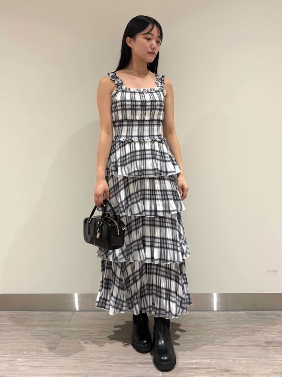 その他のワンピース、ブラック系のブルゾン、ブラック系のボストンバッグを着用したレディースの秋コーディネートの5枚目の写真