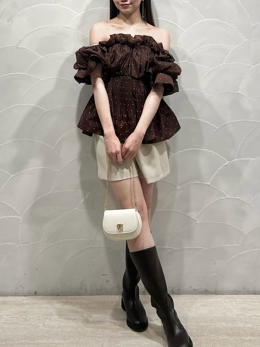 その他のその他トップス、ホワイト系のショルダーバッグ、ホワイト系のその他パンツを着用したレディースの春コーディネートの2枚目の写真