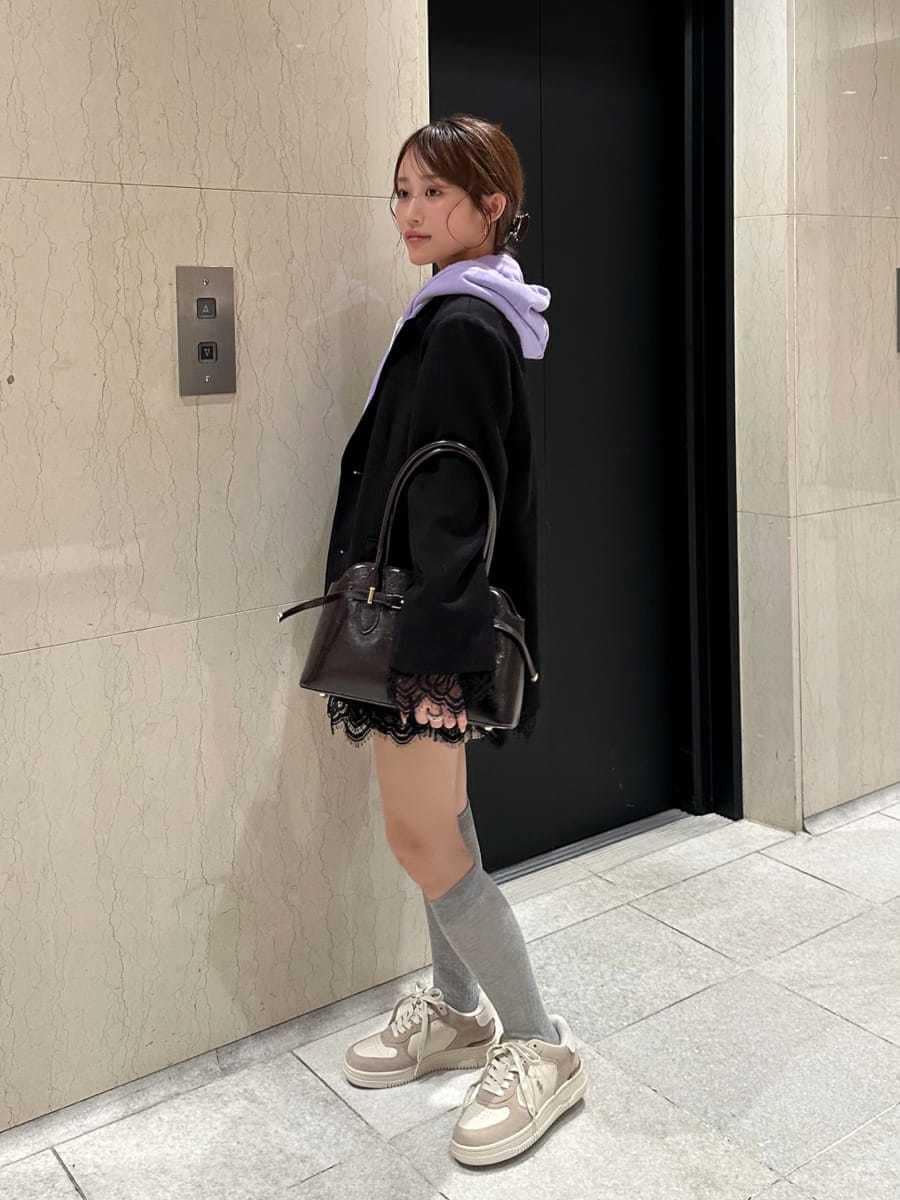 ブラック系のテーラードジャケット、ベージュ系のその他パンツ、ブラウン系のボストンバッグを着用したレディースの秋コーディネートの2枚目の写真
