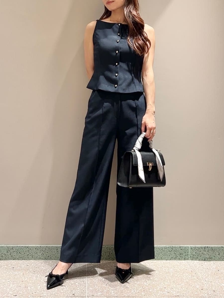 ブルー系のキャミソール、ブルー系のその他パンツ、ブラック系のハンドバッグを着用したレディースの秋コーディネートの2枚目の写真