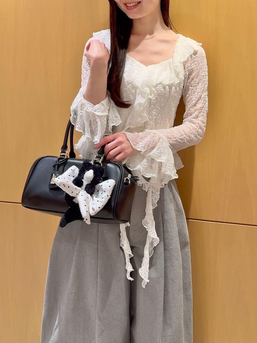 グレー系のデニムパンツ、ホワイト系のTシャツ/カットソー、その他のパンプスを着用したレディースの冬コーディネートの6枚目の写真