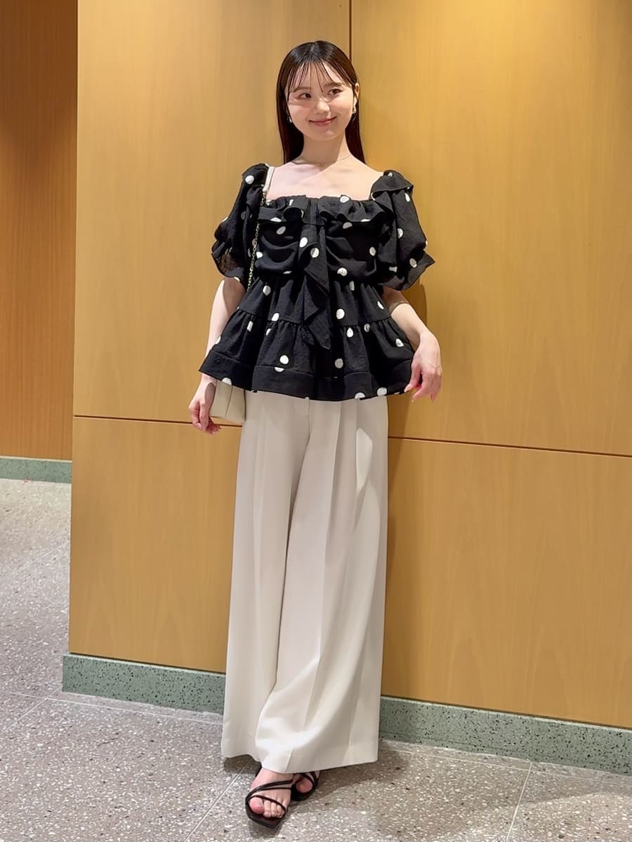 ホワイト系のその他パンツ、ブラック系のシャツ/ブラウス、ブラック系のサンダルを着用したレディースの春コーディネートの3枚目の写真