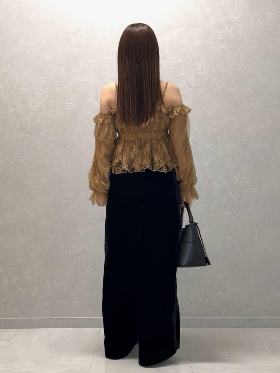 ブラック系のハンドバッグ、ブラック系のその他パンツ、イエロー系のシャツ/ブラウスを着用したレディースの秋コーディネートの4枚目の写真