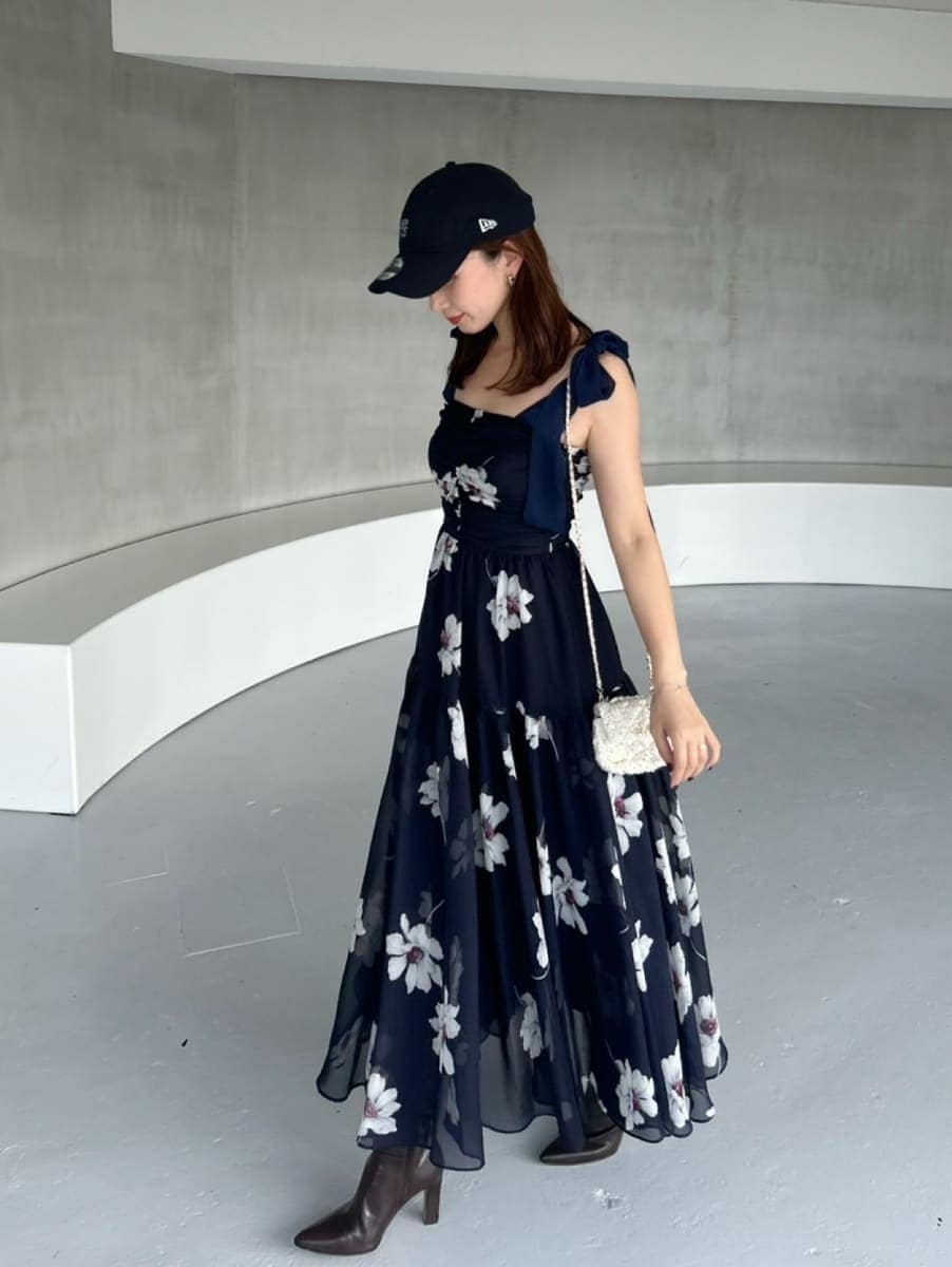 ブルー系のワンピース、ホワイト系のショルダーバッグ、ブラック系のブーツを着用したレディースの夏コーディネートの6枚目の写真