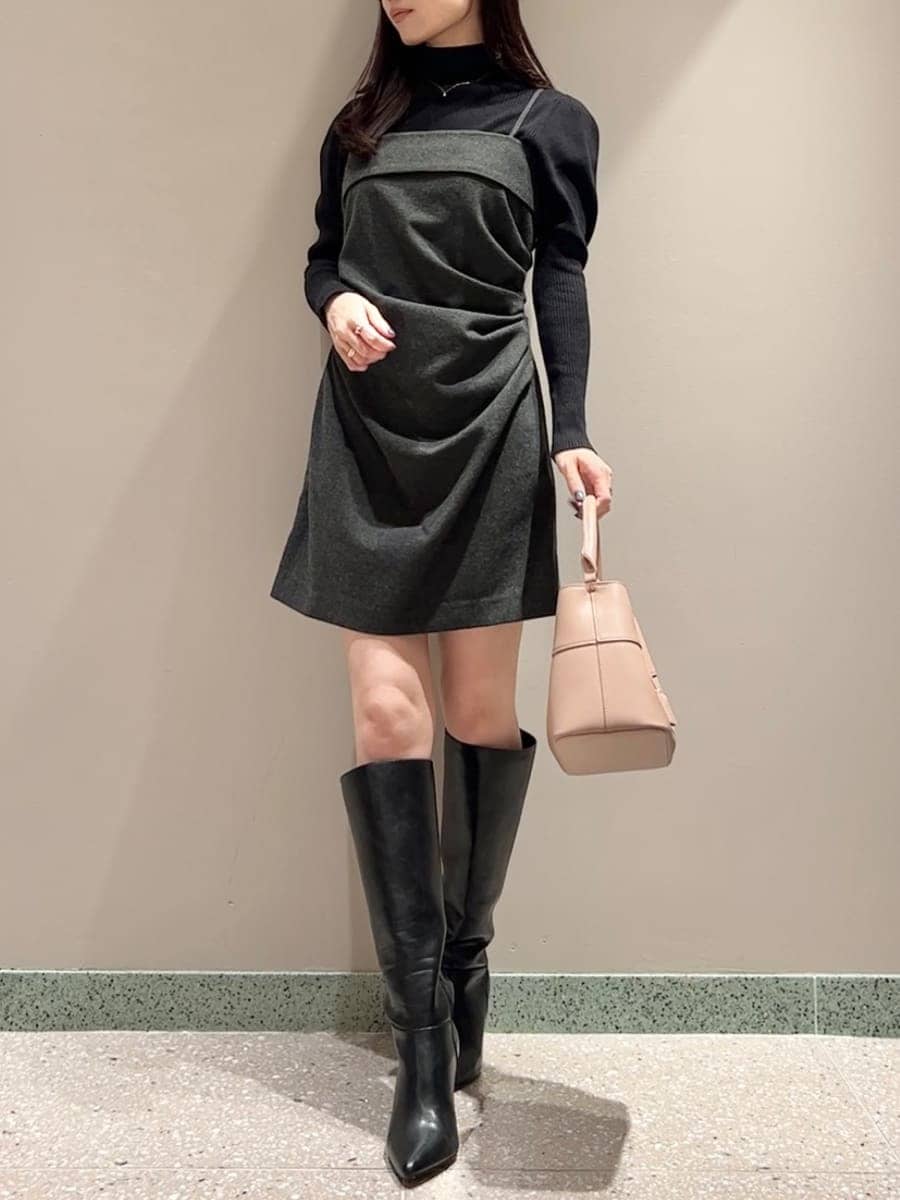 ホワイト系のその他アウター、ブラック系のニット/セーター、グレー系のワンピースを着用したレディースの秋コーディネートの5枚目の写真