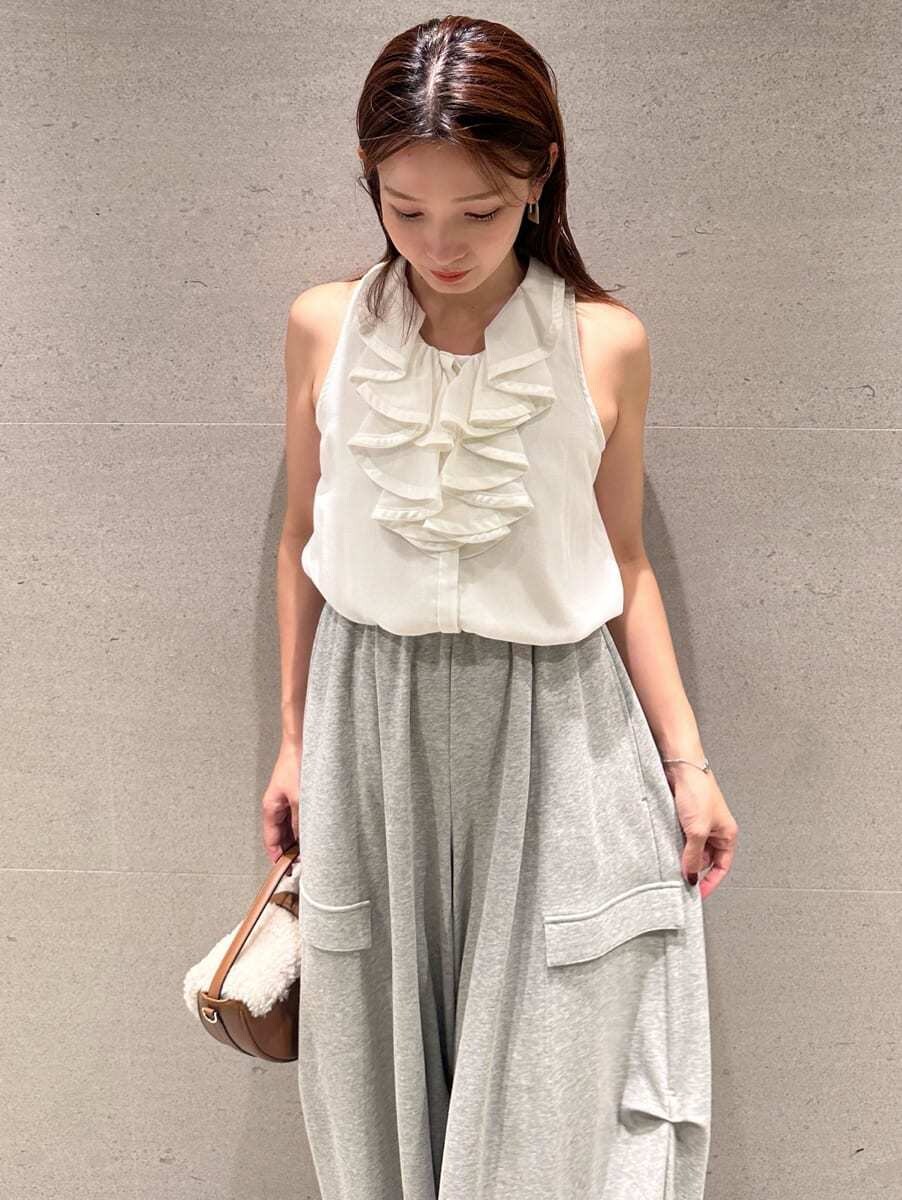 ホワイト系のシャツ/ブラウス、グレー系のその他パンツ、イエロー系のハンドバッグを着用したレディースの夏コーディネートの2枚目の写真