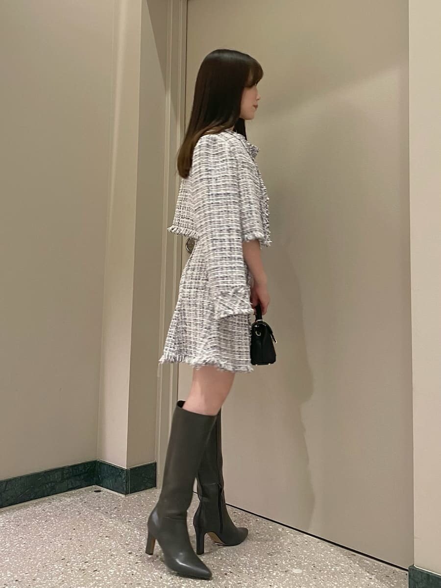 その他のノーカラージャケット、その他のワンピース、グレー系のブーツを着用したレディースの秋コーディネートの5枚目の写真