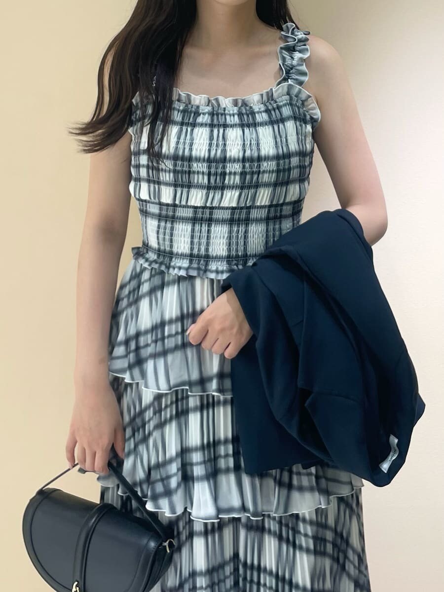 ブルー系のテーラードジャケット、その他のワンピース、ブラック系のブーツを着用したレディースの秋コーディネートの6枚目の写真