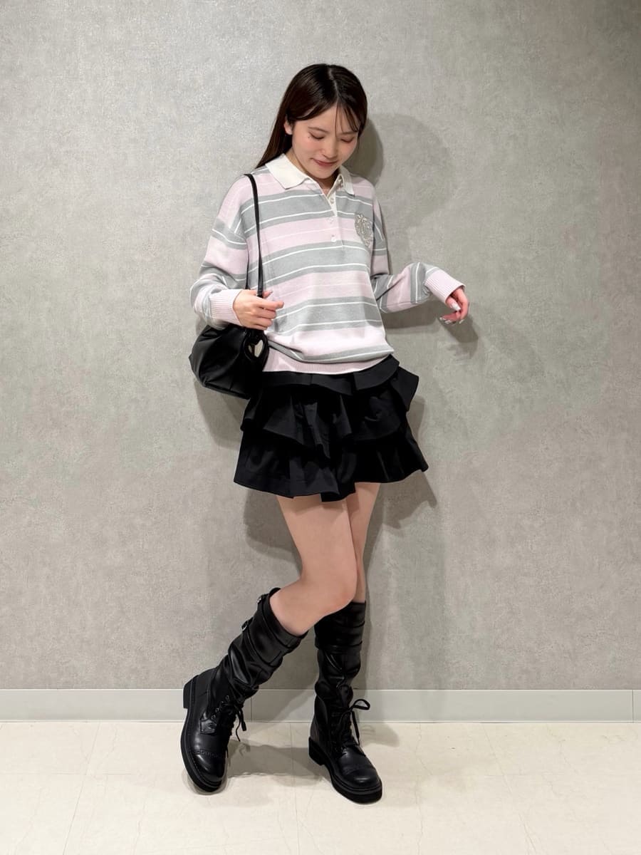ブラック系のその他パンツ、ピンク系のポロシャツ、ブラック系のブーツを着用したレディースの夏コーディネートの3枚目の写真