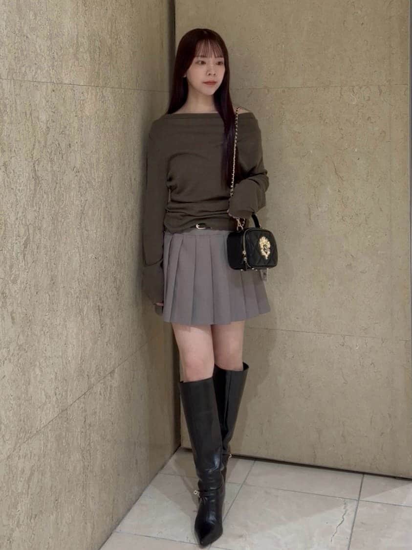 グレー系のその他パンツ、ブラウン系のニット/セーター、ブラック系のブーツを着用したレディースの秋コーディネートの8枚目の写真