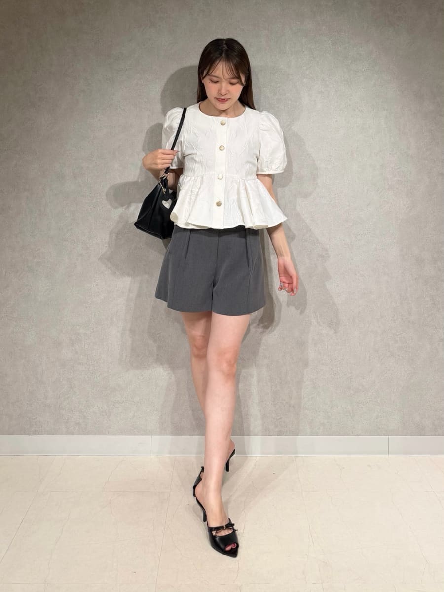 グレー系のその他パンツ、ホワイト系のシャツ/ブラウス、ブラック系のサンダルを着用したレディースの夏コーディネートの2枚目の写真