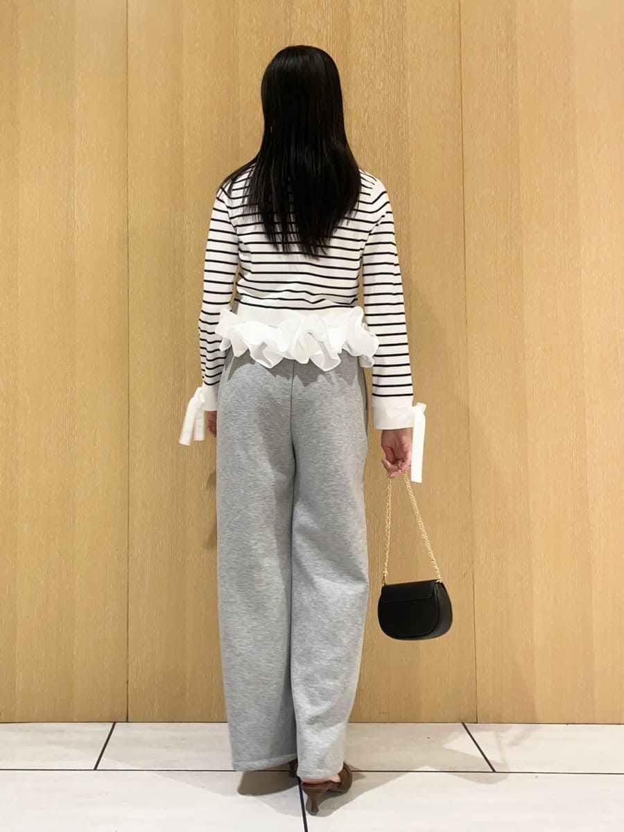 グレー系のスウェットパンツ、その他のニット/セーター、ブラウン系のパンプスを着用したレディースの冬コーディネートの2枚目の写真