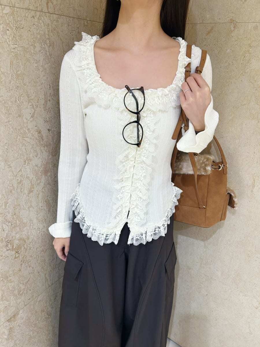 ブラウン系のその他パンツ、ホワイト系のニット/セーター、ブラック系のサンダルを着用したレディースの夏コーディネートの5枚目の写真