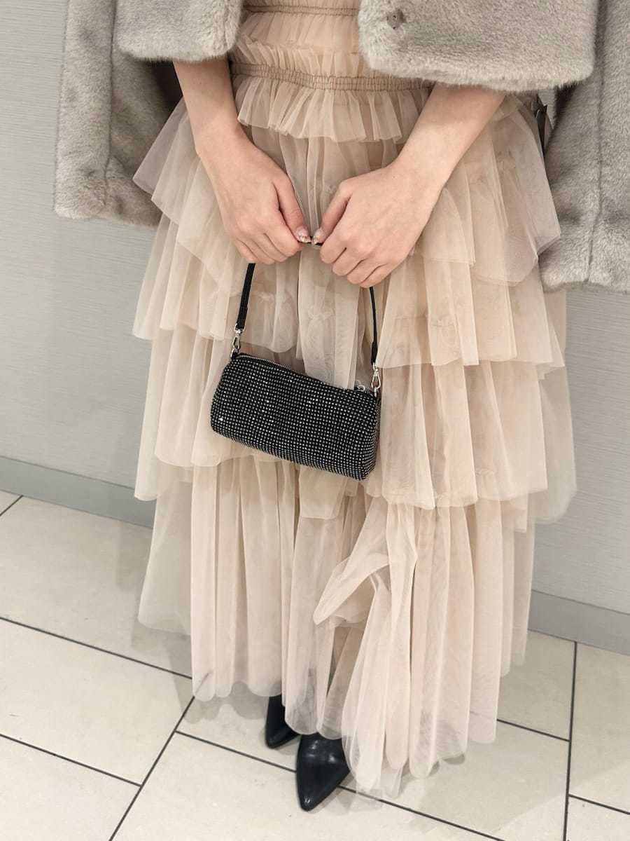 ブラック系のブーツ、ベージュ系のステンカラーコートを着用したレディースの冬コーディネートの6枚目の写真