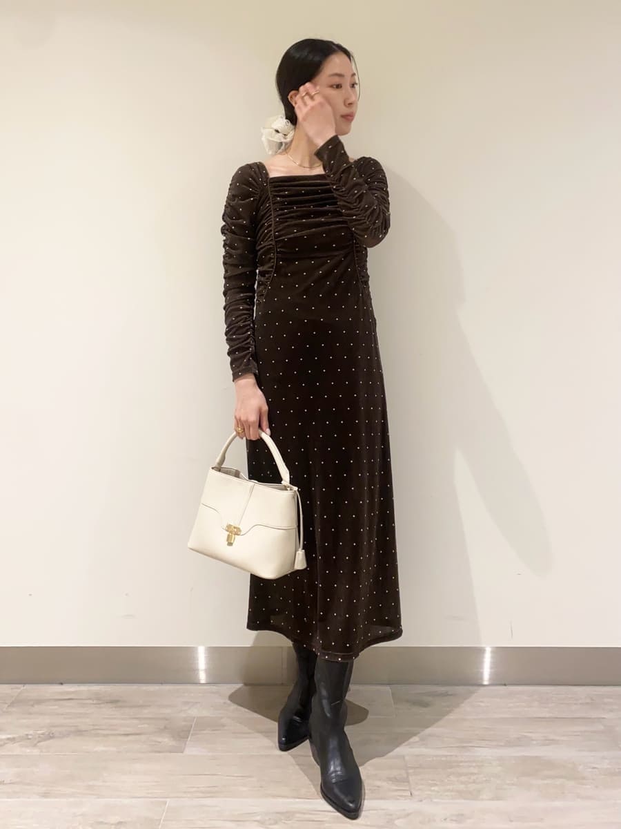 ブラック系のパンプス、その他のワンピース、ホワイト系のハンドバッグを着用したレディースの冬コーディネートの4枚目の写真