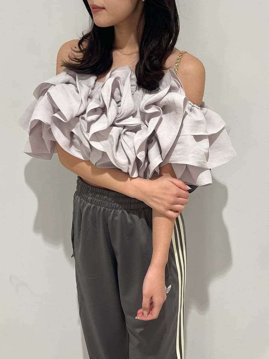 グレー系のシャツ/ブラウス、グレー系のその他パンツ、ブラック系のパンプスを着用したレディースの冬コーディネートの3枚目の写真