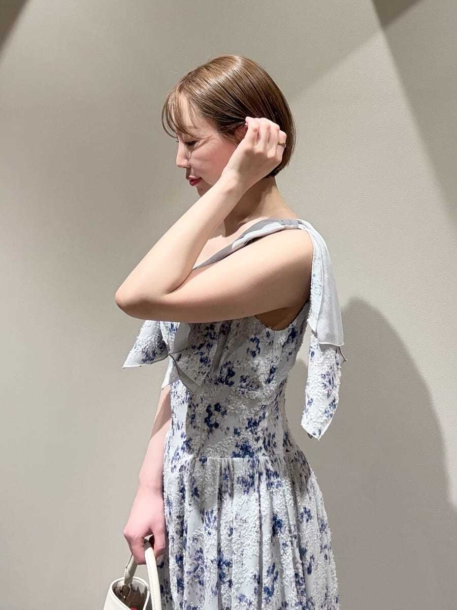 その他のワンピース、イエロー系のパンプス、ホワイト系のハンドバッグを着用したレディースの春コーディネートの3枚目の写真