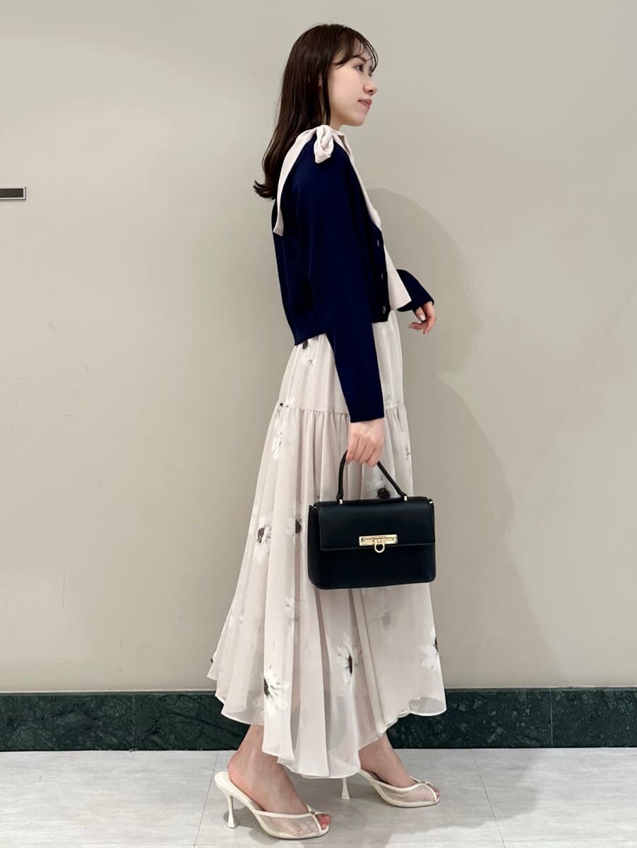 ブルー系のカーディガン/ボレロ、ピンク系のワンピース、ブラック系のショルダーバッグを着用したレディースの夏コーディネートの5枚目の写真