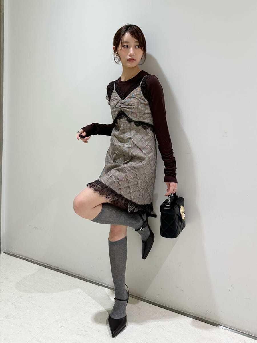 その他のワンピース、ブラウン系のパンプス、ブラック系のショルダーバッグを着用したレディースの秋コーディネートの4枚目の写真