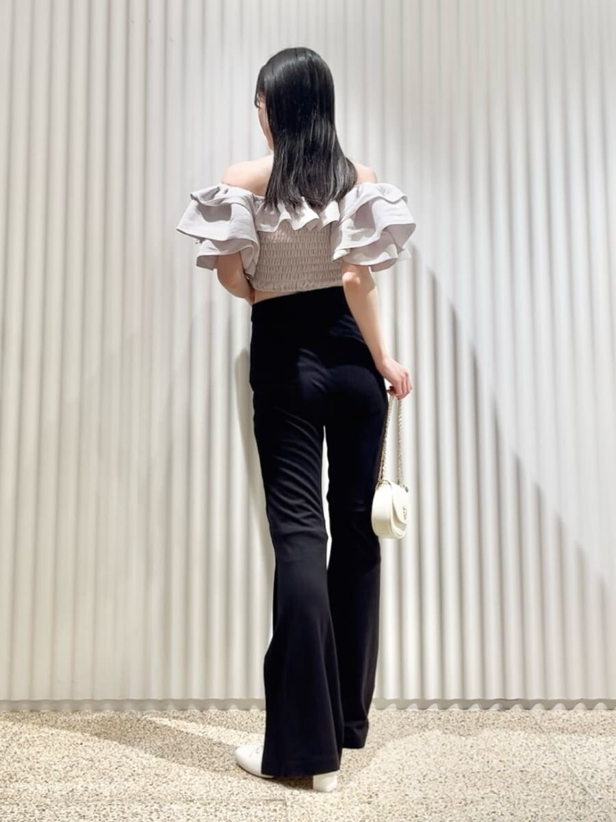 ブラック系のその他パンツ、グレー系のシャツ/ブラウス、ホワイト系のショルダーバッグを着用したレディースの春コーディネートの3枚目の写真