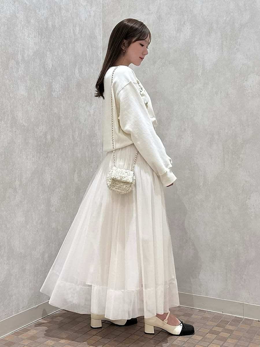 ホワイト系のスウェット、ホワイト系のスカート、その他のパンプスを着用したレディースの秋コーディネートの3枚目の写真