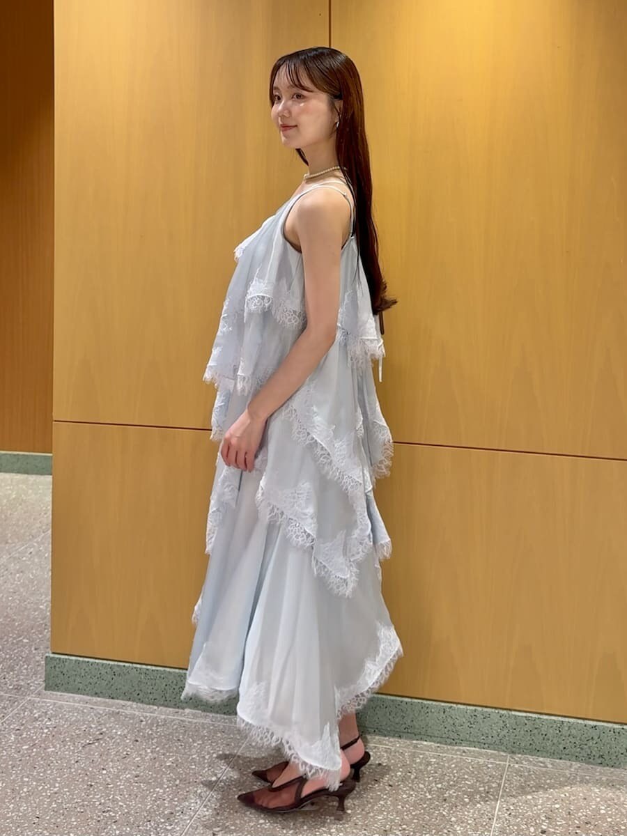 ブルー系のワンピース、ブラウン系のショルダーバッグ、その他のネックレスを着用したレディースの夏コーディネートの3枚目の写真