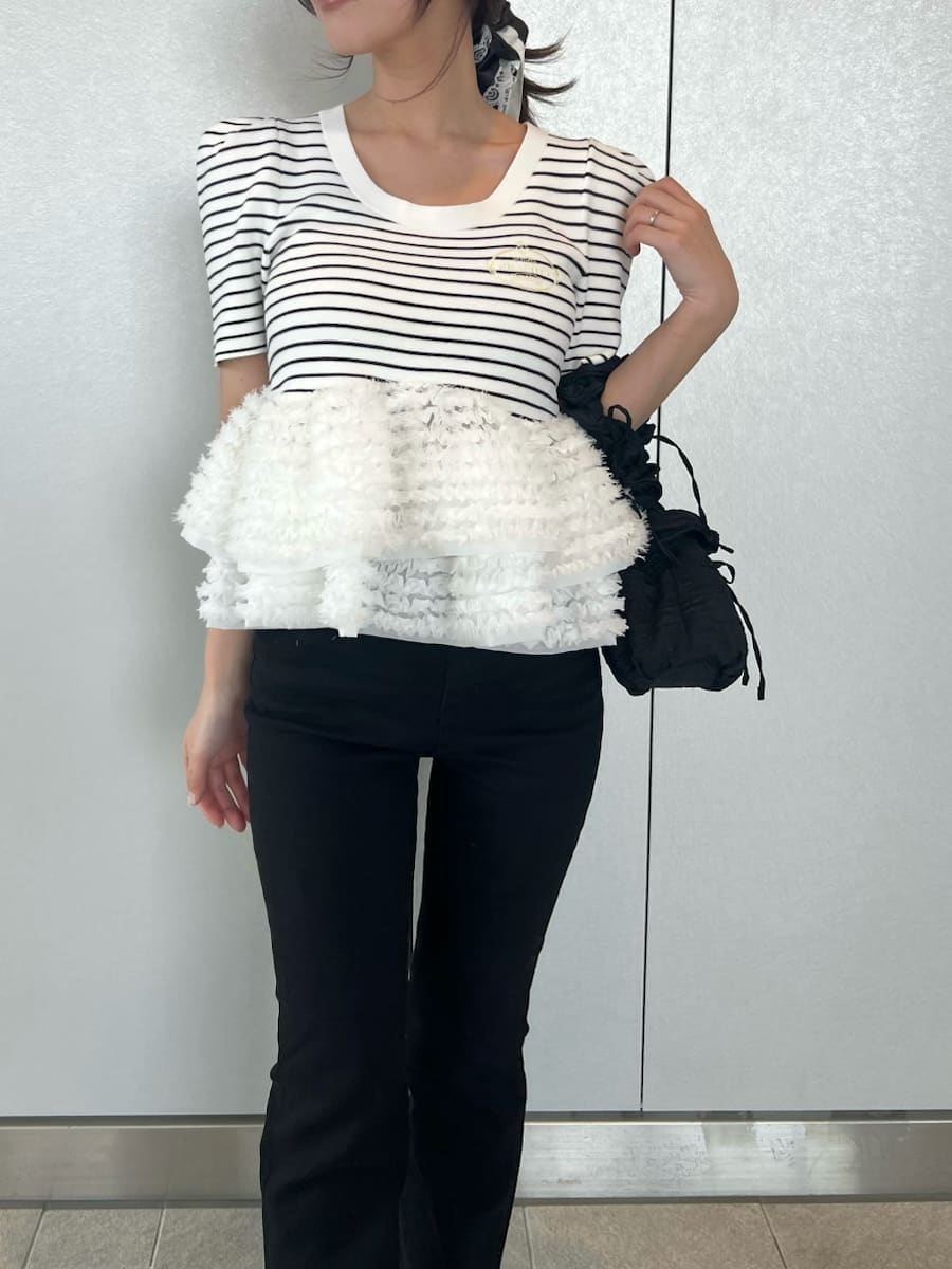 ブラック系のその他パンツ、その他のニット/セーター、ブラック系のパンプスを着用したレディースの春コーディネートの4枚目の写真