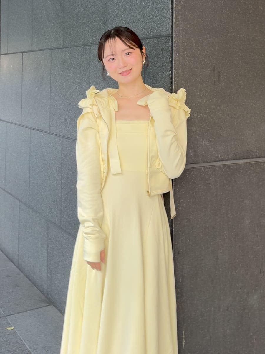 その他のサンダル、イエロー系のワンピース、イエロー系のパーカーを着用したレディースの夏コーディネートの7枚目の写真