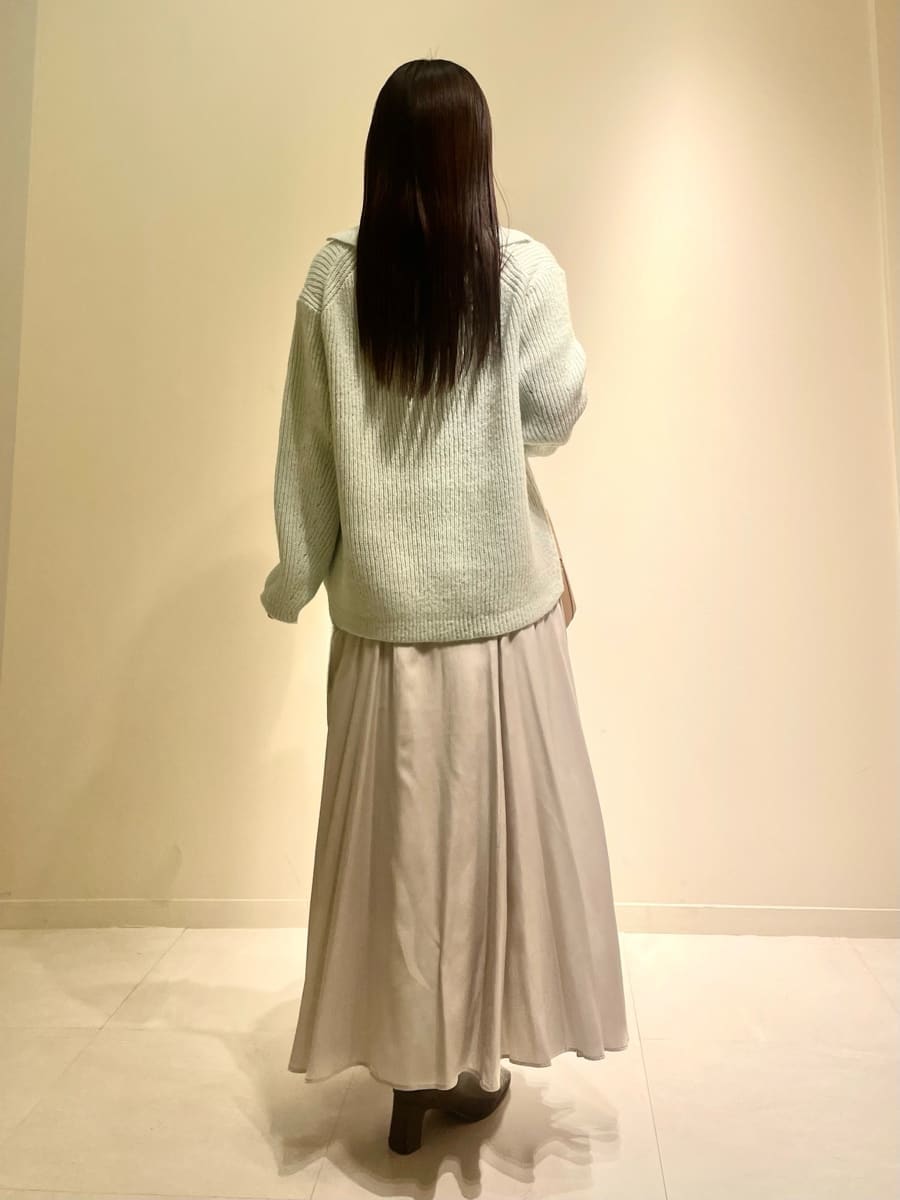 グリーン系のワンピース、イエロー系のハンドバッグを着用したレディースの冬コーディネートの4枚目の写真