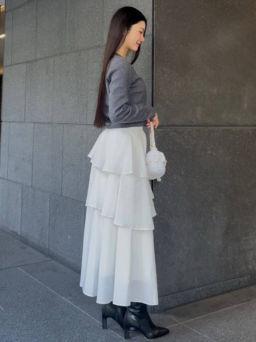 ブラック系のブーツ、グレー系のワンピースを着用したレディースの冬コーディネートの3枚目の写真