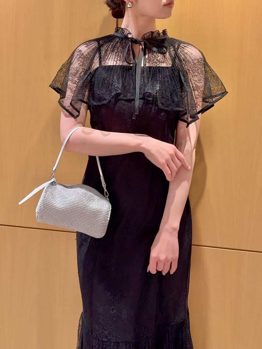 ブラック系のパンプス、シルバー系のピアス（両耳用）を着用したレディースの冬コーディネートの8枚目の写真