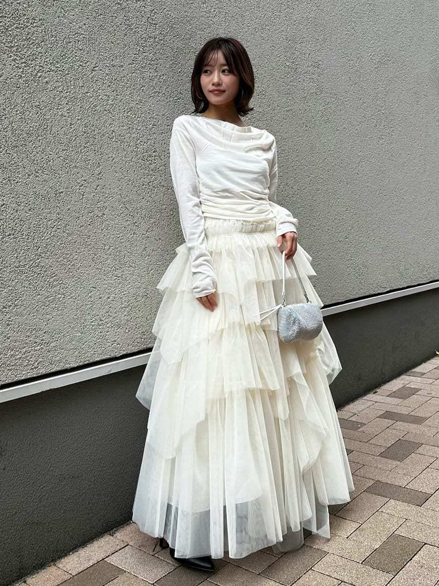 ブラック系のブーツ、ホワイト系のニット/セーター、その他のピアス（両耳用）を着用したレディースの冬コーディネートの6枚目の写真