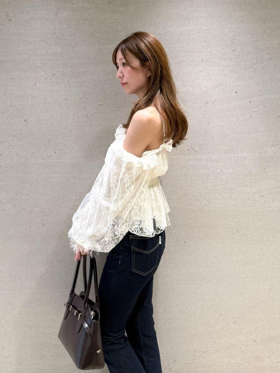 ブルー系のデニムパンツ、ホワイト系のシャツ/ブラウス、ブラウン系のサンダルを着用したレディースの秋コーディネートの4枚目の写真