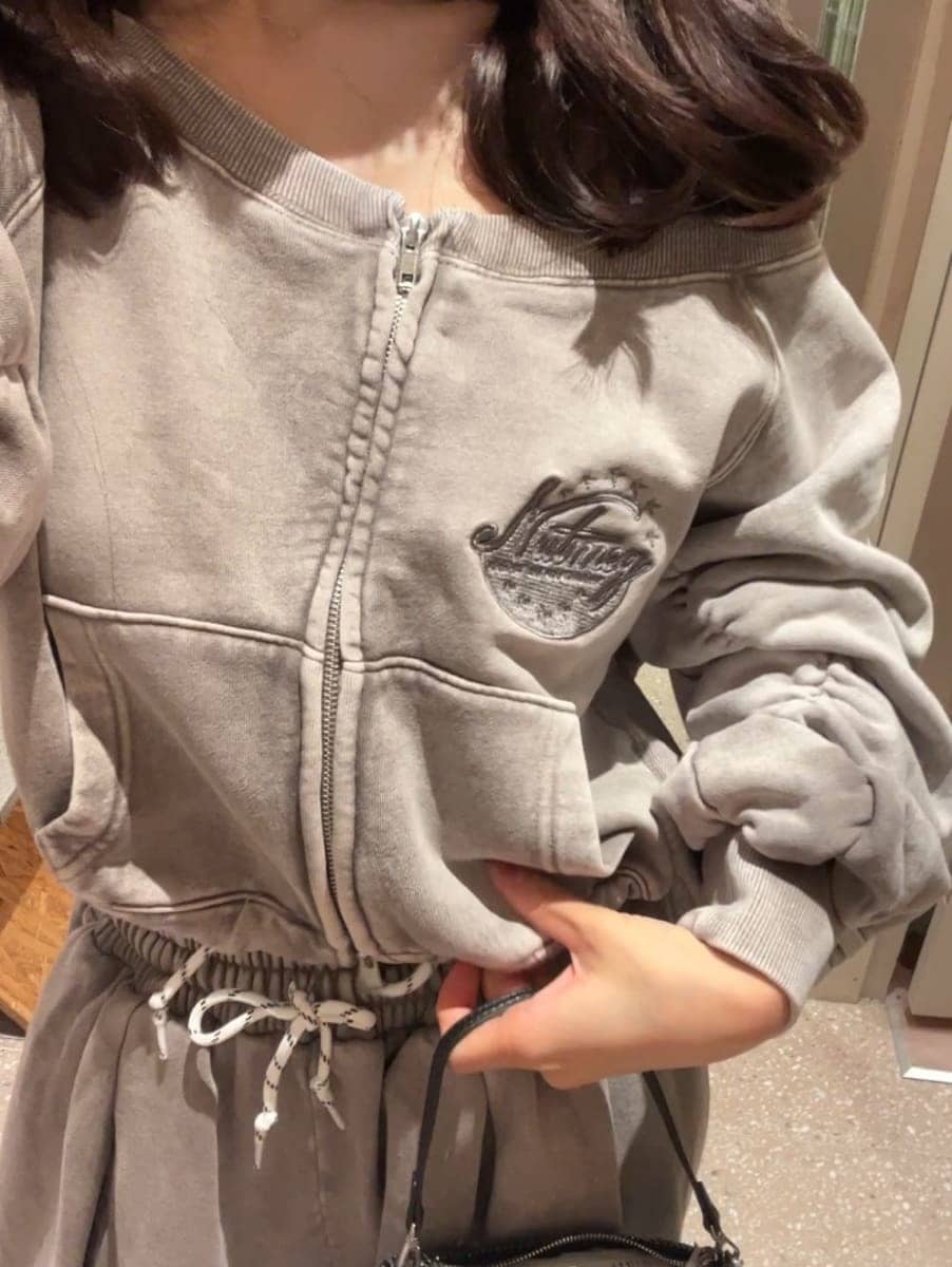 グレー系のスウェットパンツ、グレー系のスウェットを着用したレディースの秋コーディネートの8枚目の写真