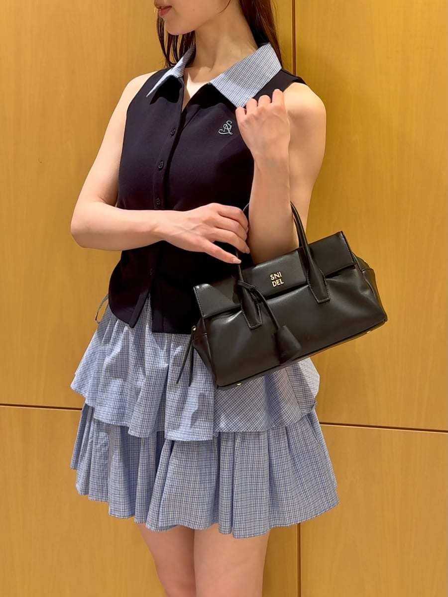 ブルー系のワンピース、ブラック系のボストンバッグを着用したレディースの夏コーディネートの5枚目の写真