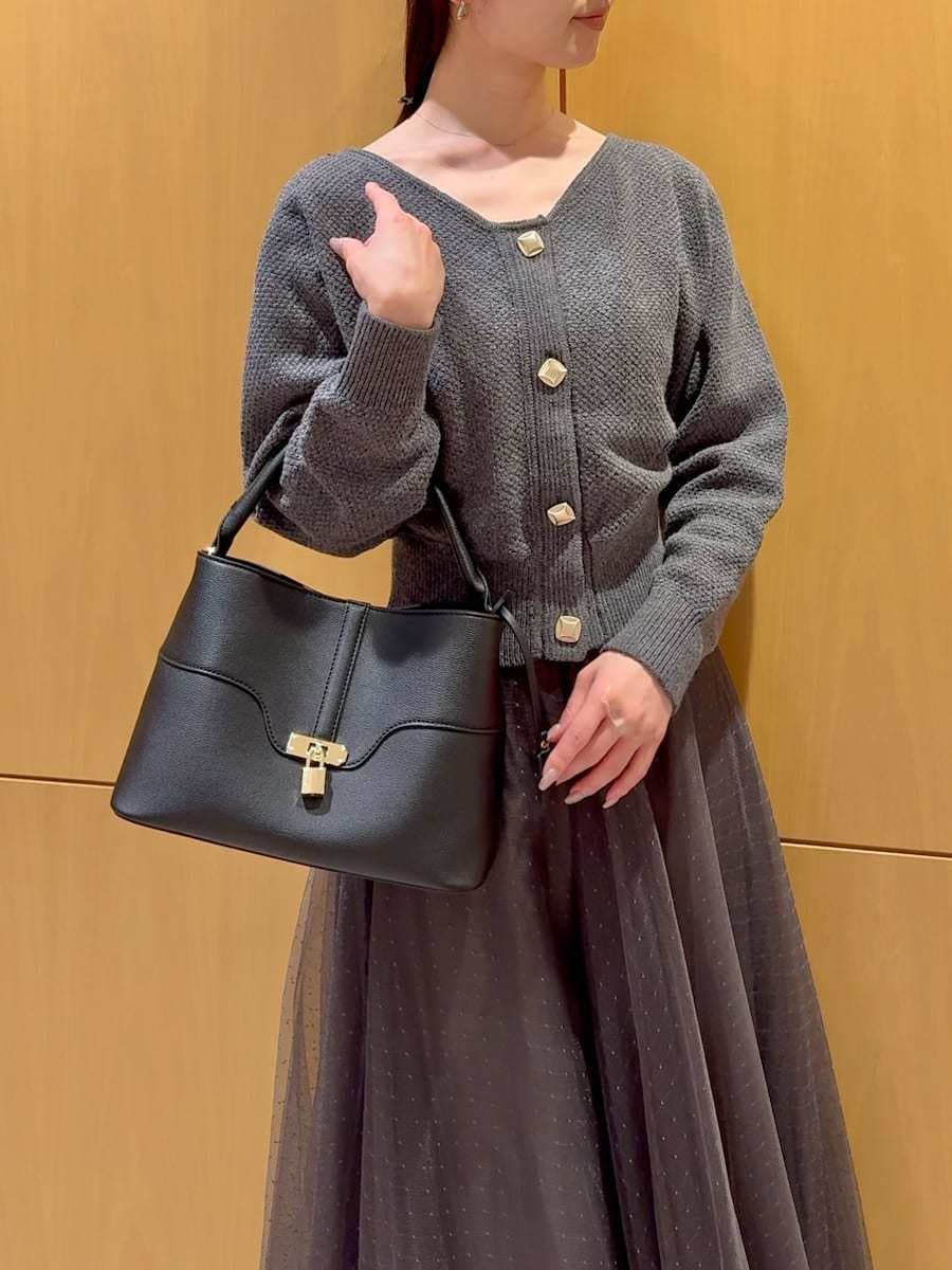 ブラック系のブーツ、グレー系のワンピース、ブラック系のハンドバッグを着用したレディースの冬コーディネートの7枚目の写真